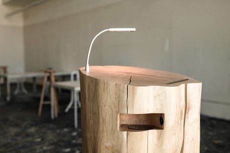 Atril de tronco de arce con estante y luz de Stammdesign