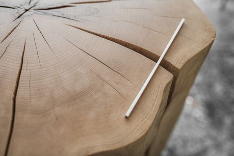 Primer plano de la madera con una veta llamativa en el atril de tronco macizo de Stammdesign