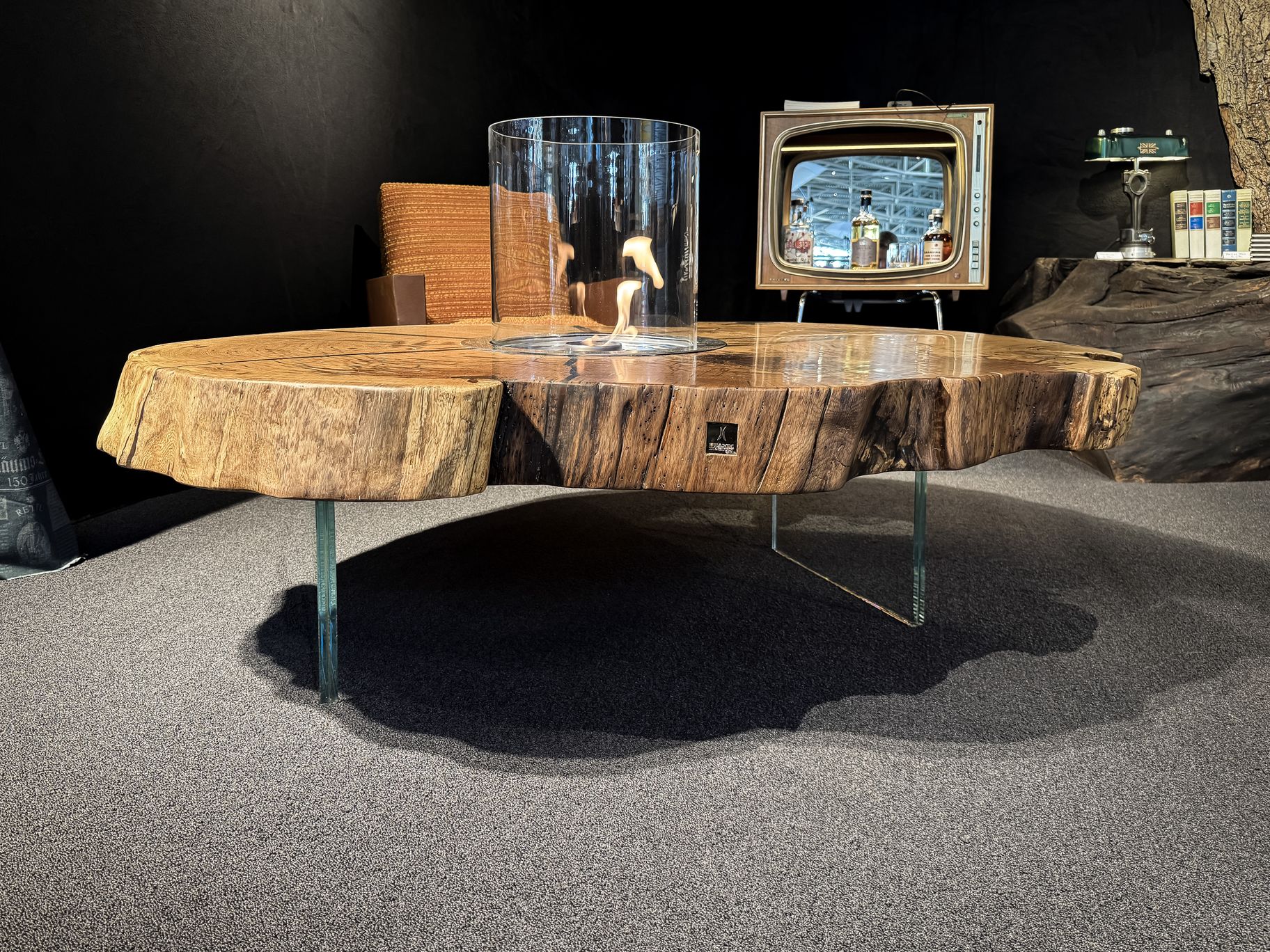 Table basse en chêne avec tranche de tronc et bord naturel, présentée devant un bar élégant