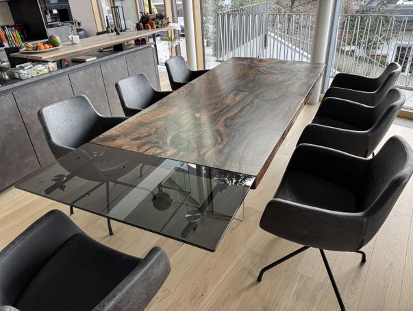 Massiver Schwarznuss-Esstisch mit elegantem Glaseinsatz aus der Stammdesign Manufaktur