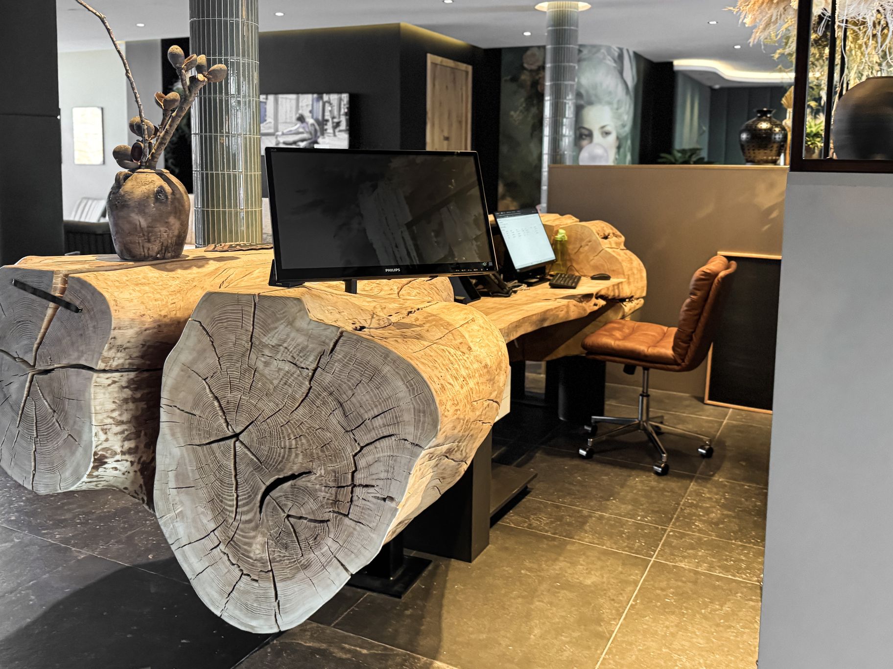 Rezeption aus einem ganzen Eschenstamm mit markanter Maserung und Naturkante