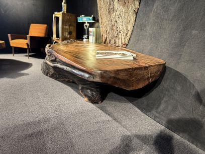 Handgefertigter Nussbaum-Beistelltisch aus einem massiven Baumstamm mit markanter Baumkante