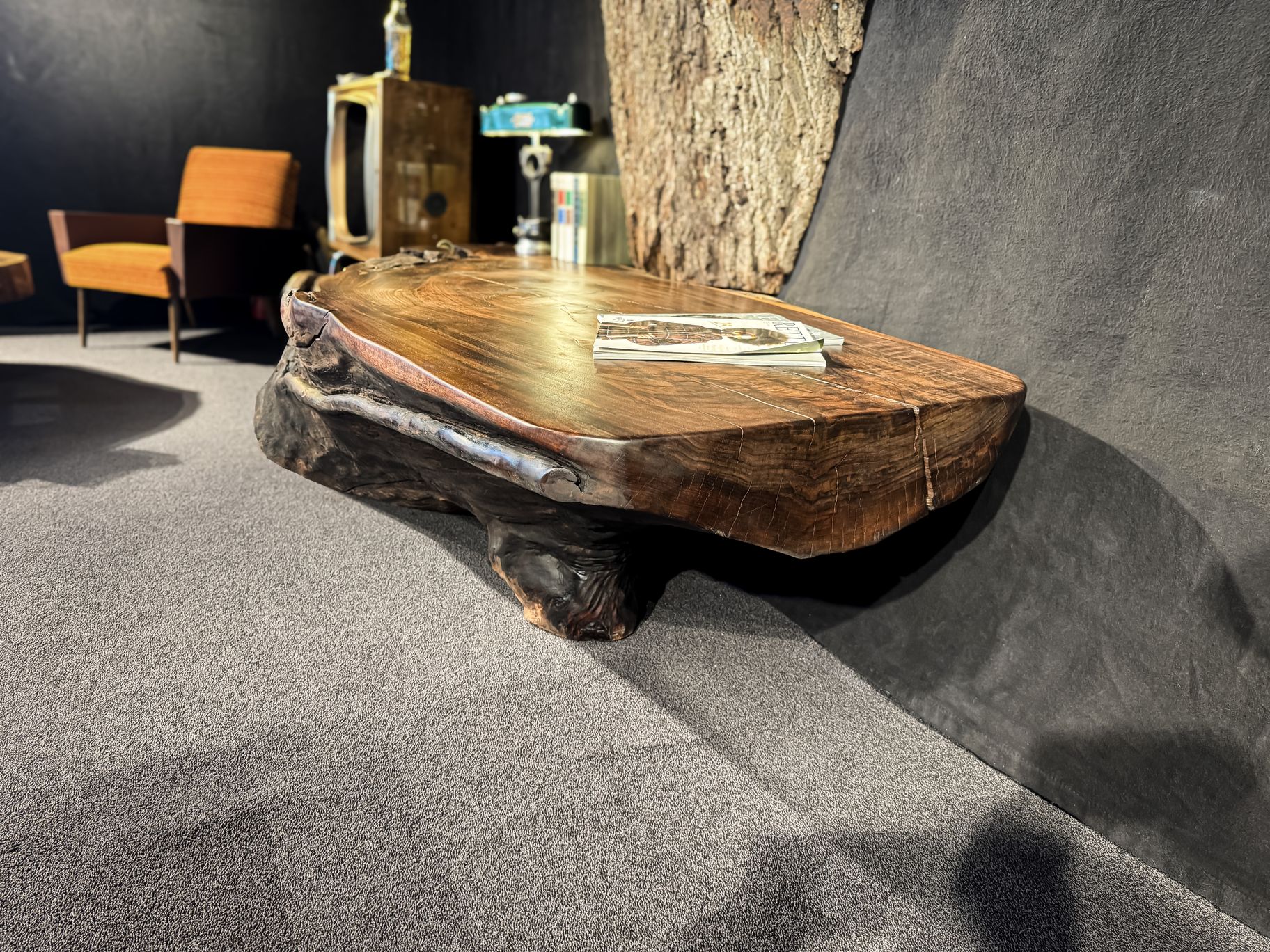 Table d’appoint en noyer fabriquée à la main à partir d’un tronc massif avec un bord naturel marqué