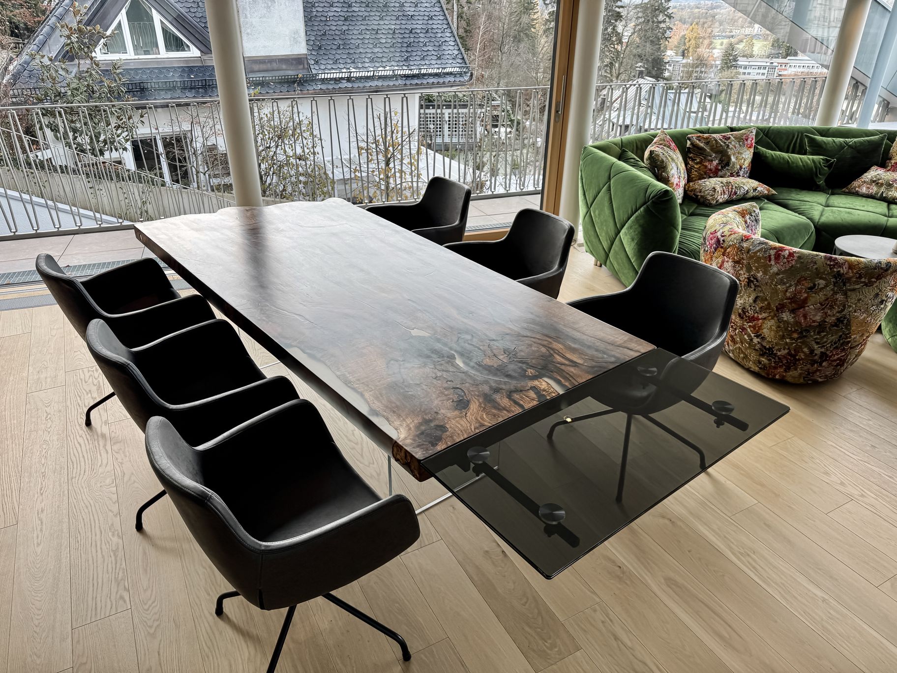 Handgefertigter Esstisch aus dunkler Schwarznuss mit Glasdetail von Stammdesign