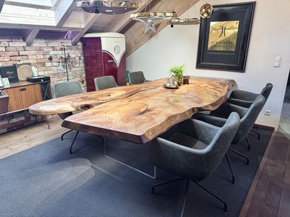 Esstisch aus Ulme mit natürlicher Form und transparenten Glasbeinen aus der Stammdesign Manufaktur