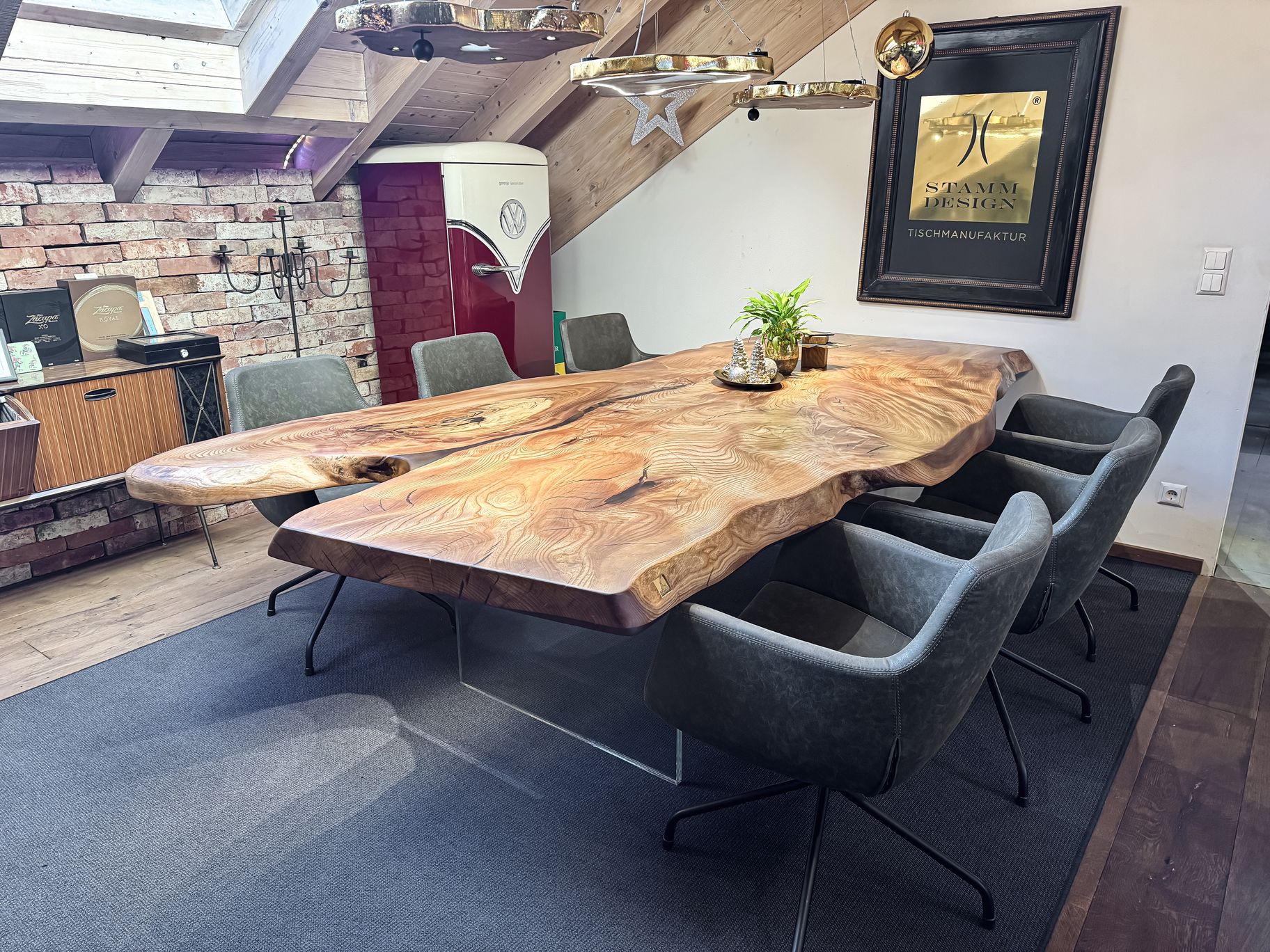 Elm dining table with natural shape and transparent glass legs from the Stammdesign manufactory