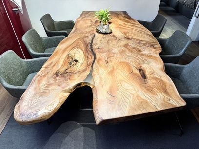 Handgefertigter Ulme-Esstisch mit natürlicher Baumkante, sichtbar schöner Maserung und Glasbeinen