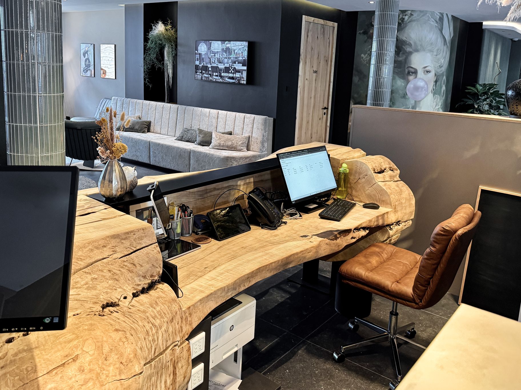 Exklusive Hotelrezeption aus massiver Esche aus der Stammdesign Manufaktur