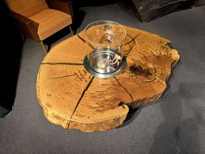 Couchtisch aus einer Eichen-Baumstammscheibe mit Naturkante und integriertem Feuerbereich