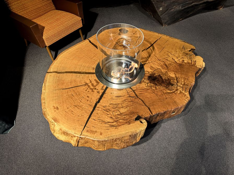 Couchtisch aus einer Eichen-Baumstammscheibe mit Naturkante und integriertem Feuerbereich