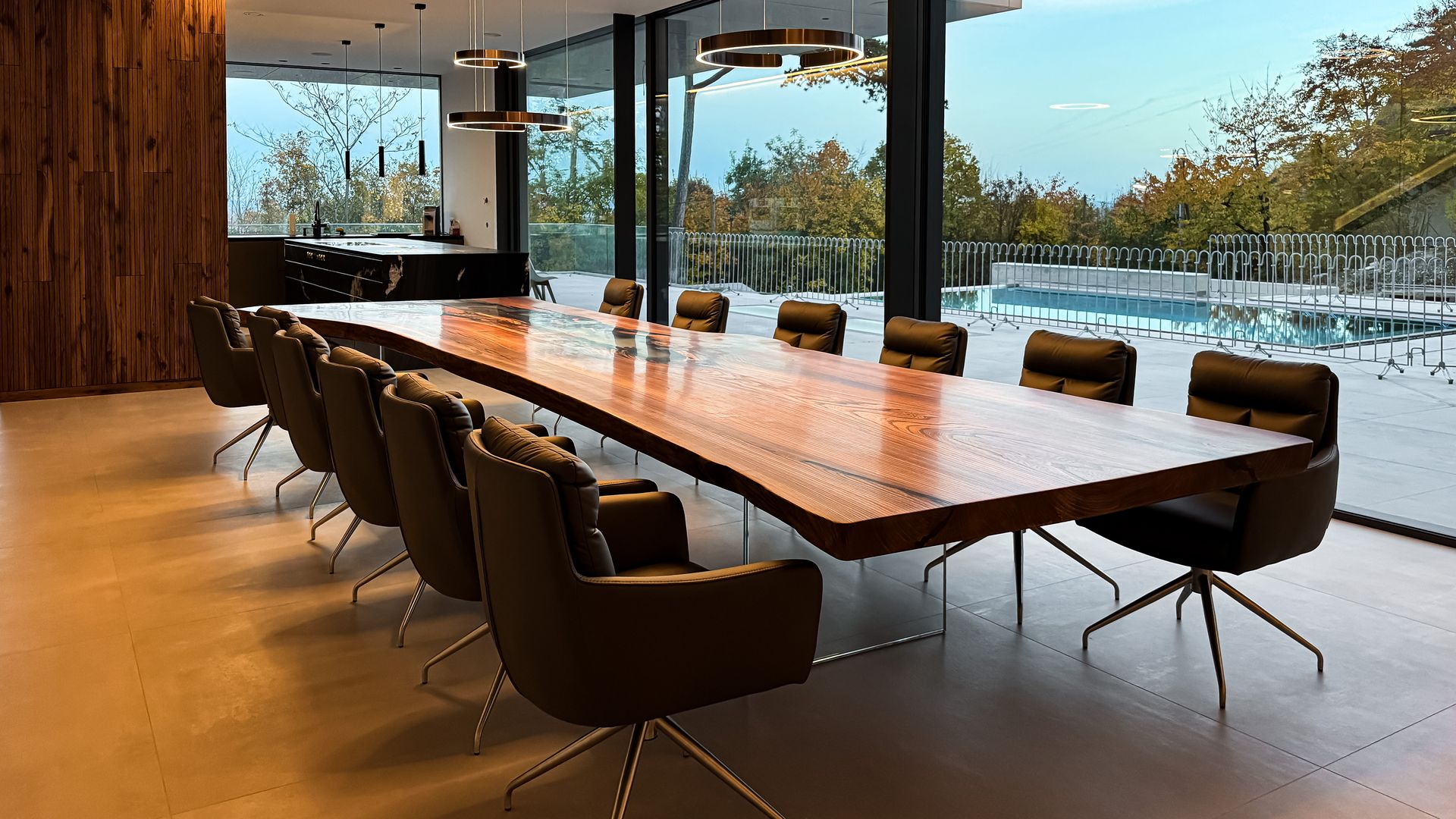 Einzigartiger Bürotisch aus einem Baumstamm mit natürlicher Baumkante und Tischplatte aus Echtholz