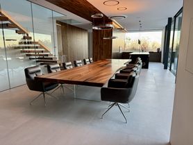 Großer Baumstammtisch als Konferenztisch für 12 Personen – modernes Massivholz Designmöbel für Büro oder Besprechungsraum