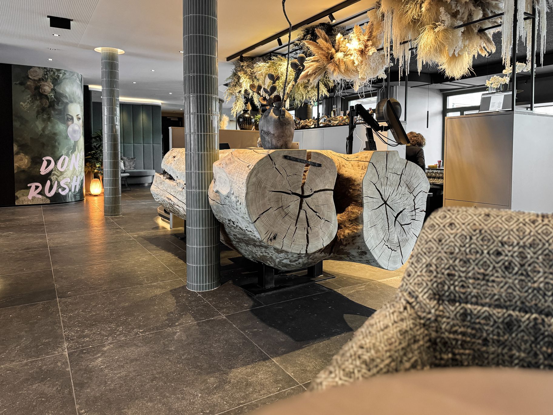 Einzigartige Hotelrezeption aus Eschenholz mit natürlicher Baumkante handgefertigt