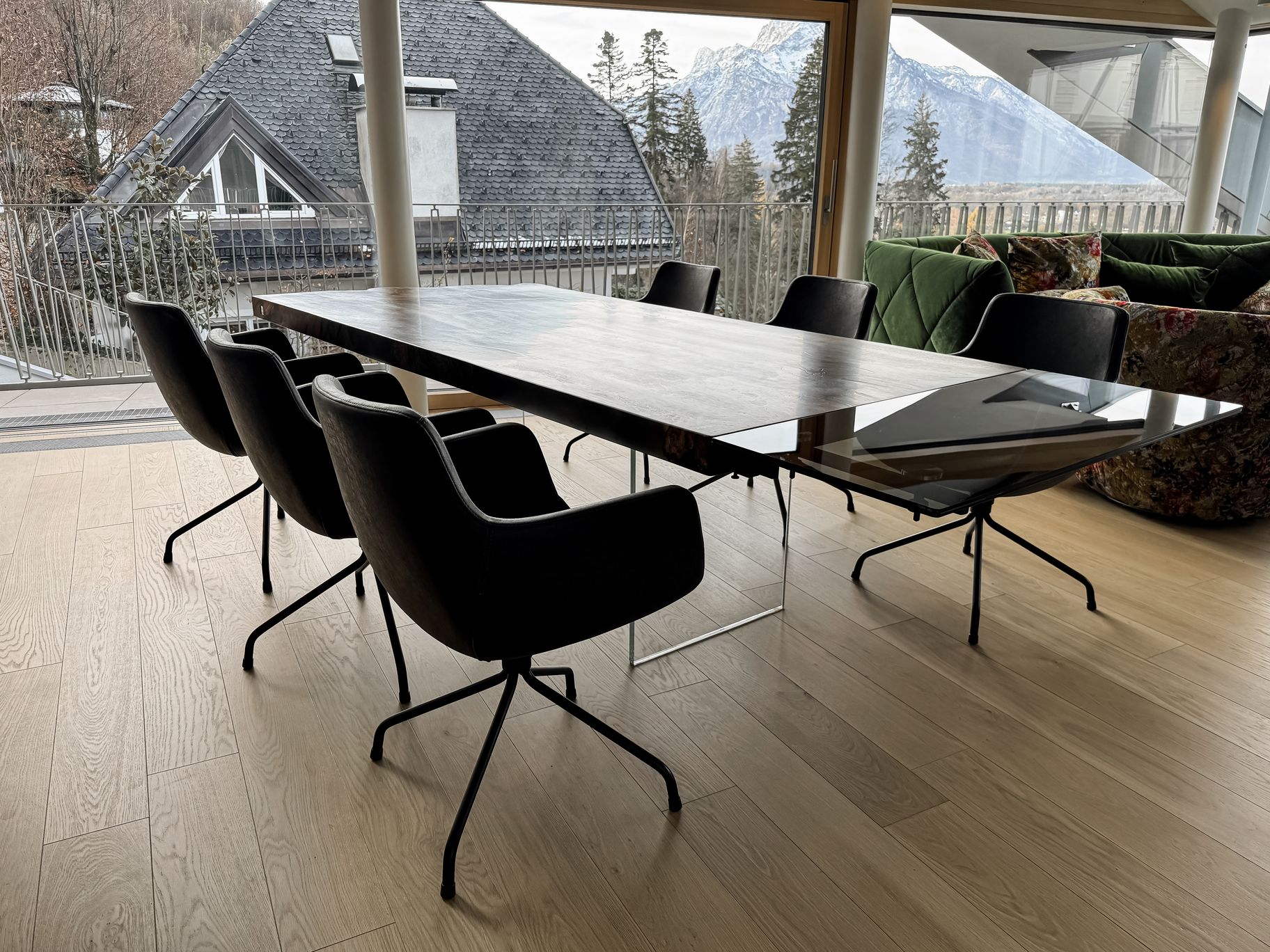 Esstisch aus edler Schwarznuss mit modernem Glaselement von Stammdesign