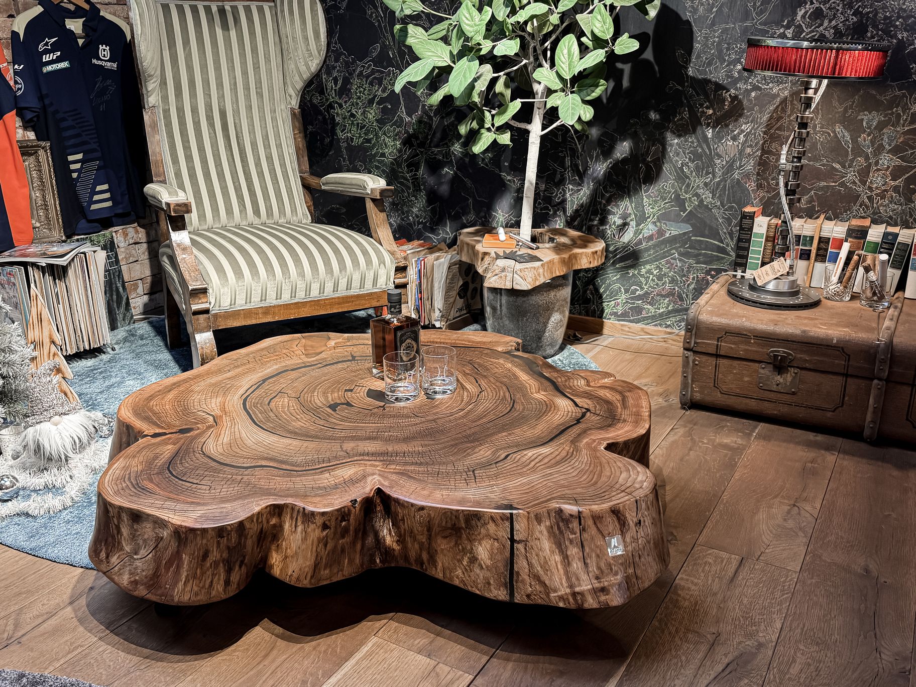 Ulmen-Couchtisch aus einer massiven Baumstammscheibe gefertigt in der Stammdesign Manufaktur