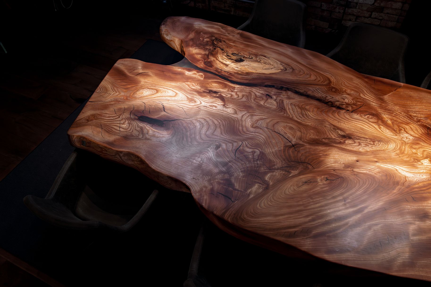 Detailansicht der natürlichen Maserung eines Baumstammtisches – einzigartiges Naturmöbel aus massivem Holz