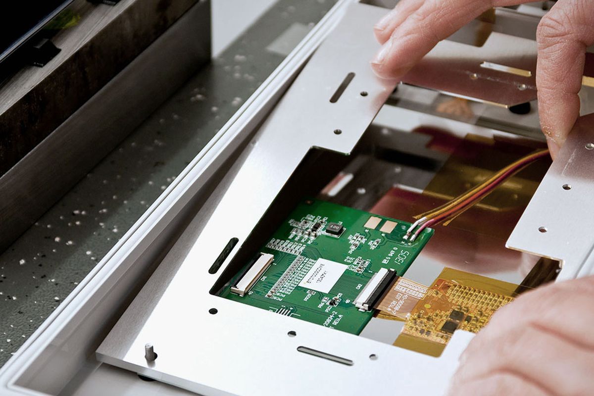 Assembly of an enclosure with electronic