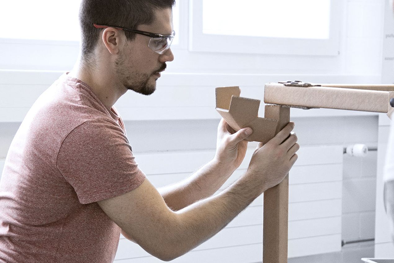 Employee builds a construction using Cardboard Engineering