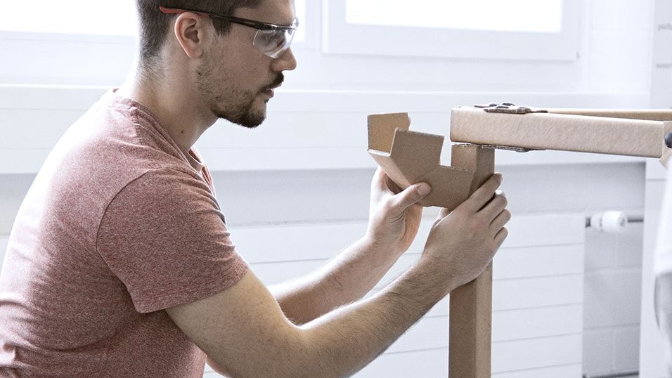 Employee builds a construction using Cardboard Engineering