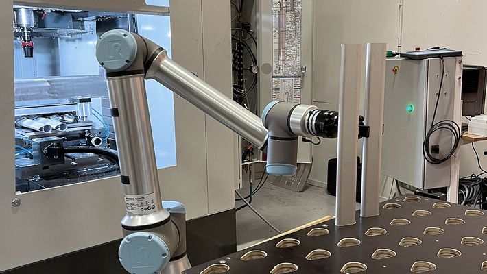 Cobot loads a machine automatically