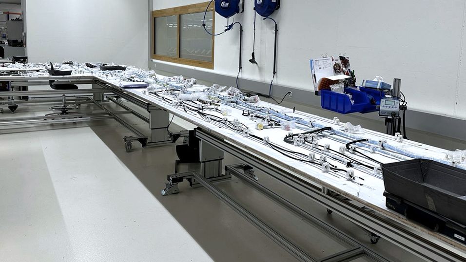 Modular workbenches made from aluminium profiles
