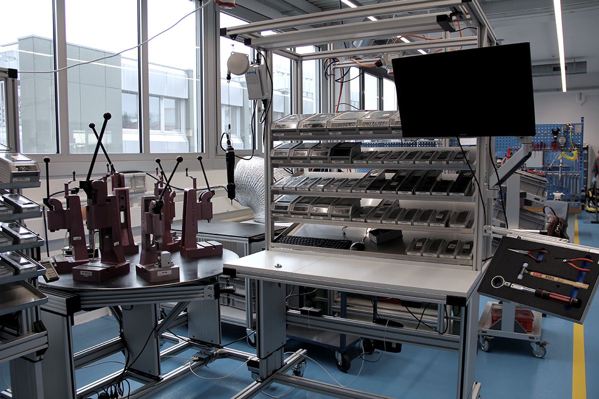 Height adjustable LEAN workstation system with press-in station