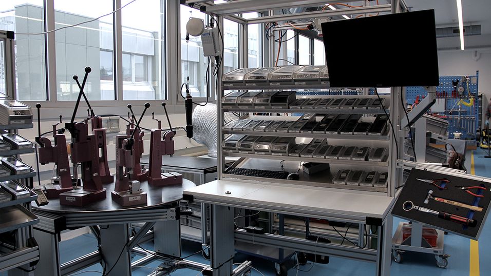 LEAN workstation system with press-in station