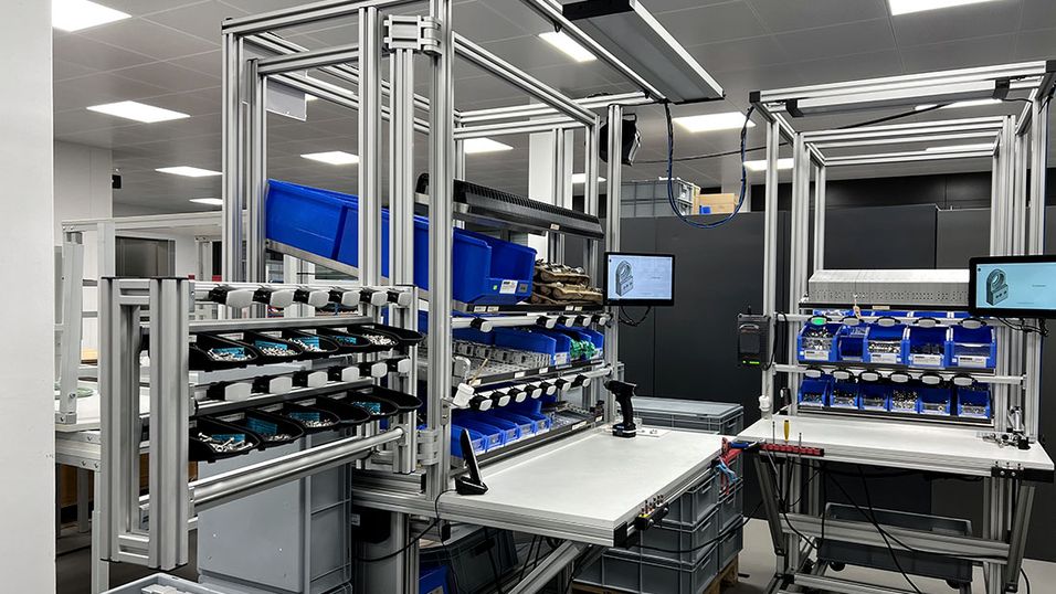 Assembly workstation with Setago worker guidance