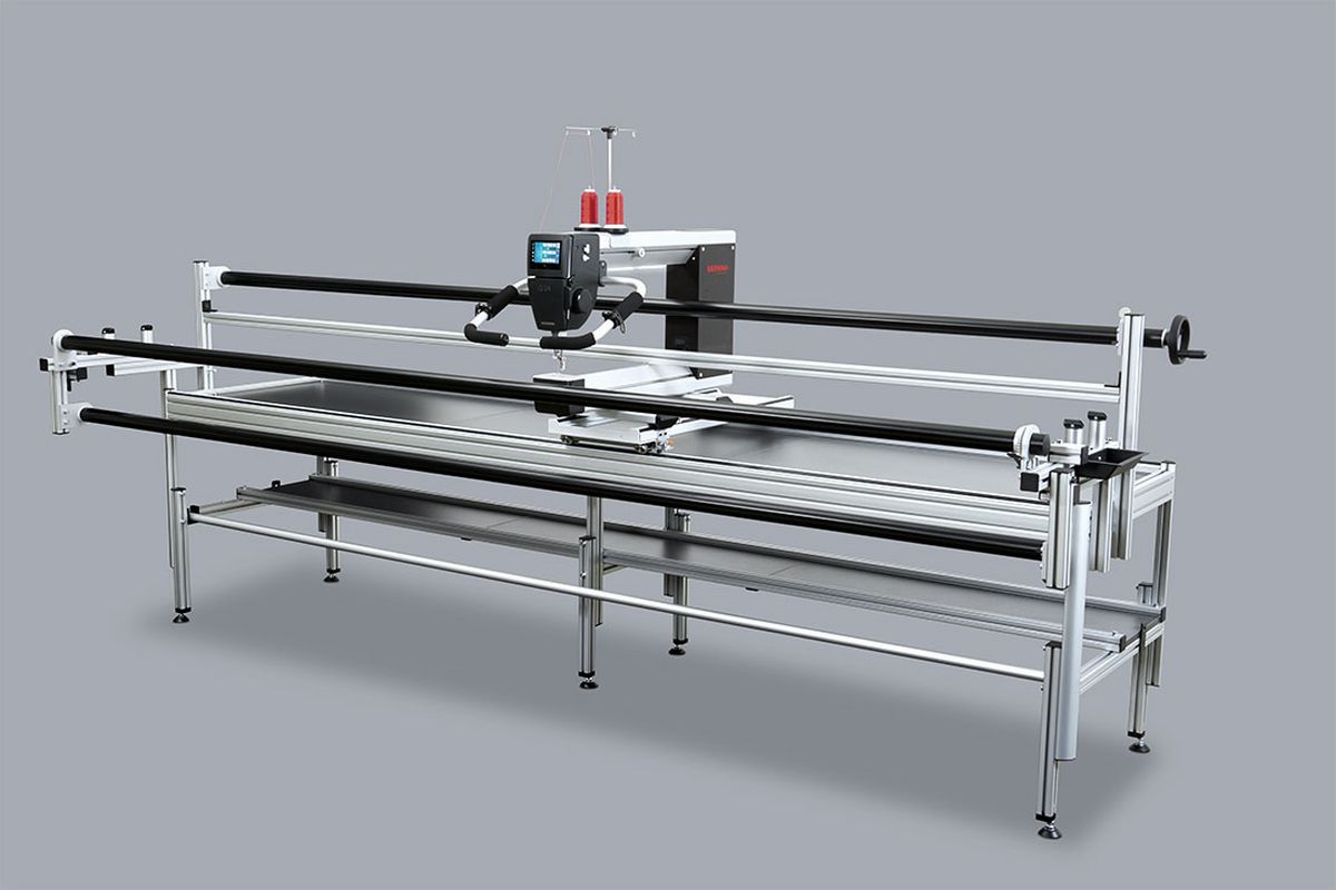 Machine frame of a quilting machine with aluminium profiles
