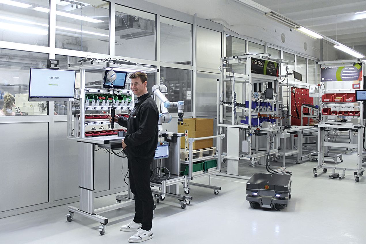 Smart Factory Assembly workstation with cobot and mobile transport robot