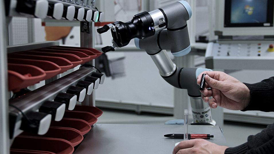Cobot grabs component from a container