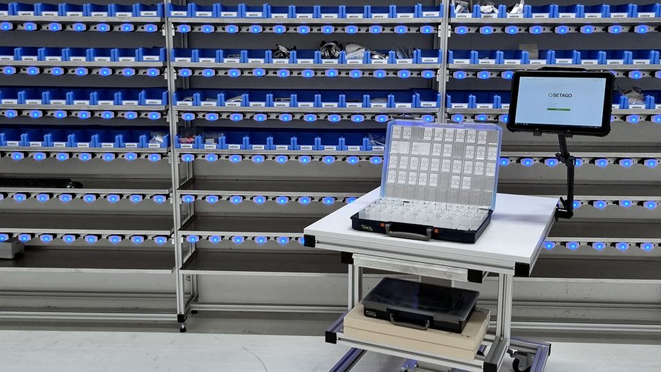 Height-adjustable rescue trolley with Pick by Light system