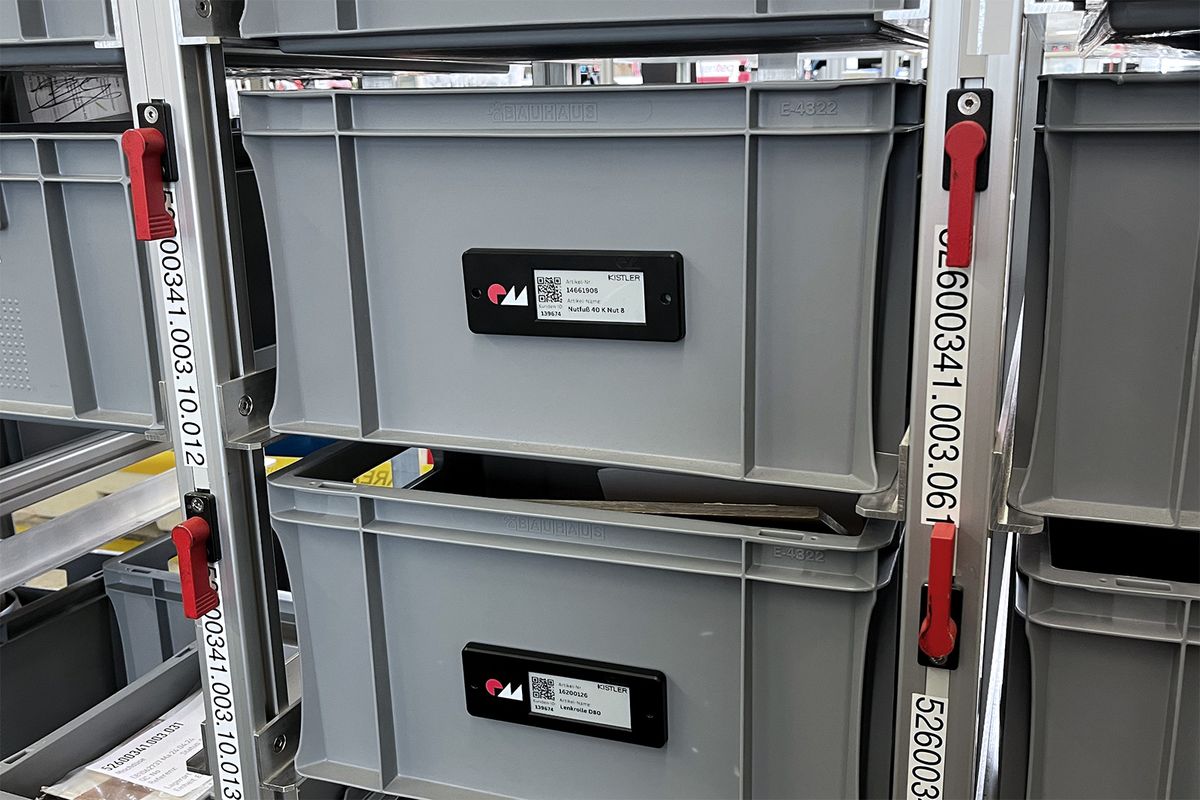 Electronic labels for logistics boxes