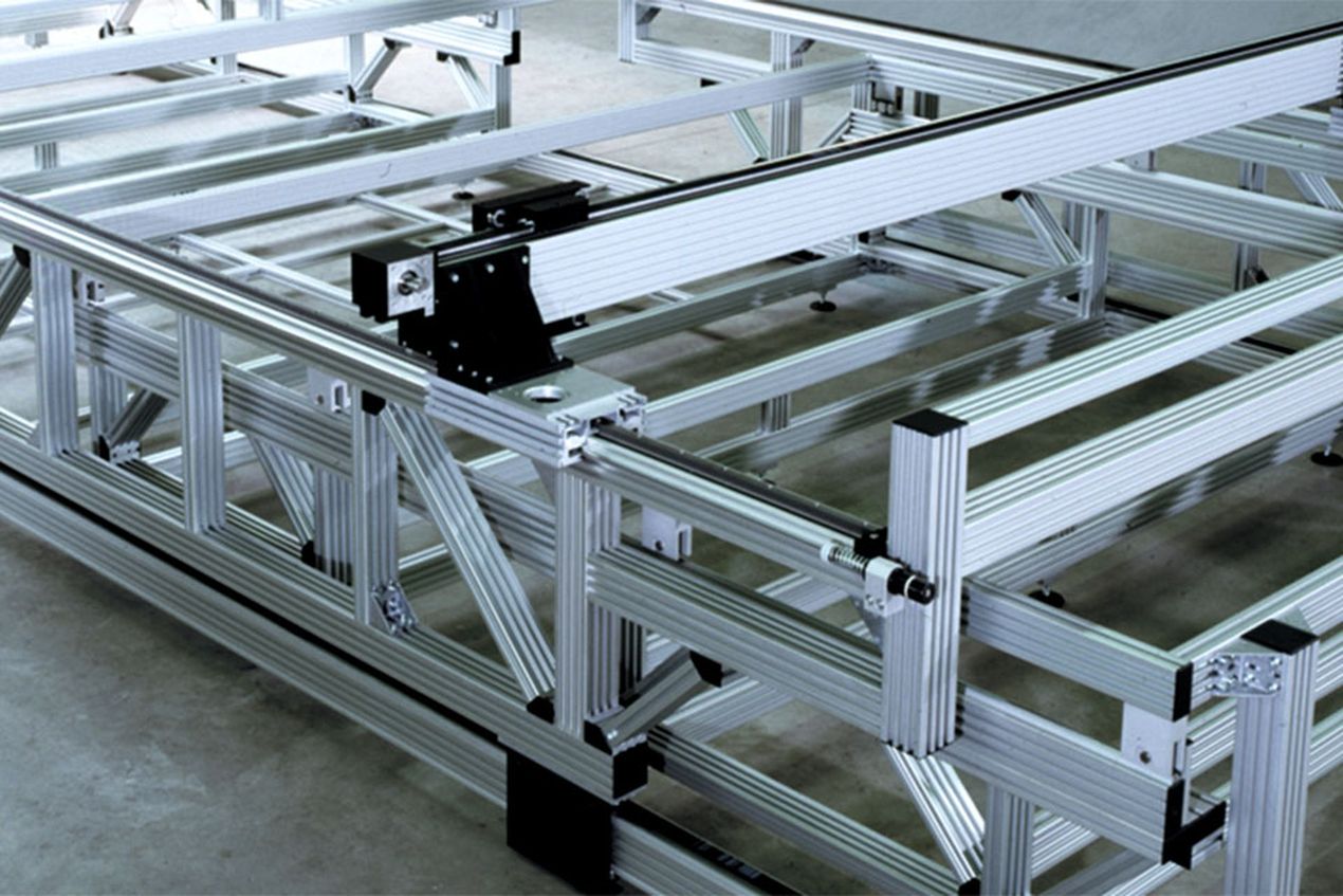 Aluminium profiles and linear units on a machine base frame