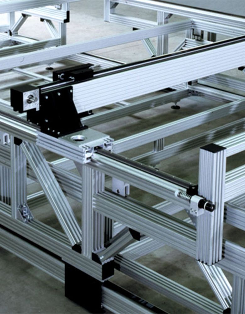 Aluminium profiles and linear units on a machine base frame