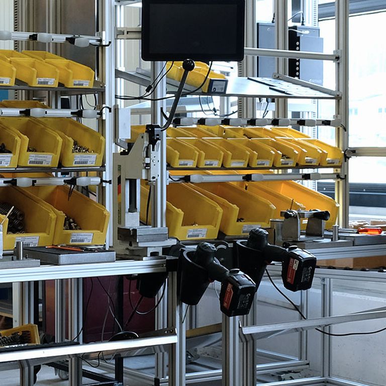 Assembly workstations with assembly devices