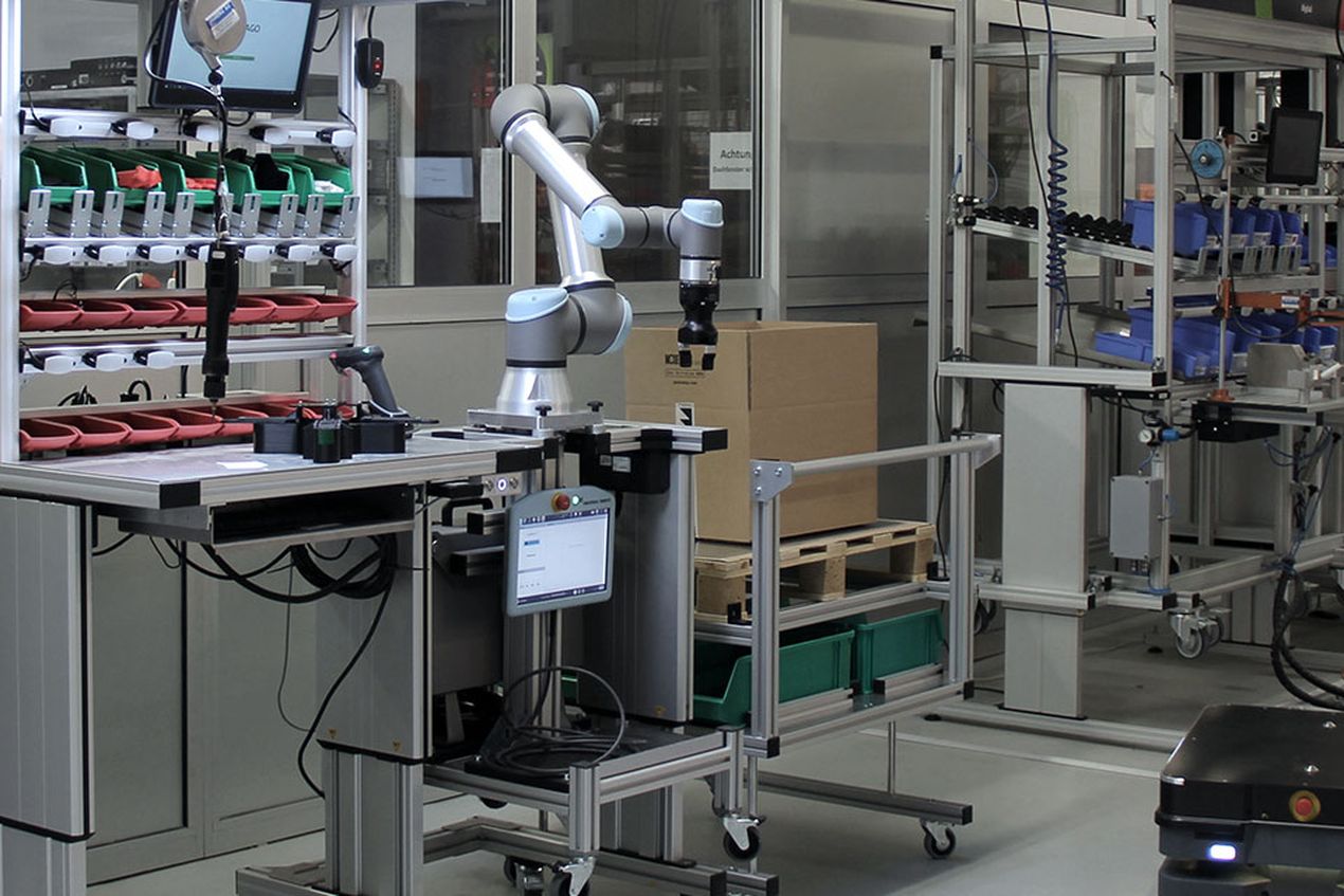 Smart Factory Assembly workstation with cobot, Pick by Light system and mobile transport robot