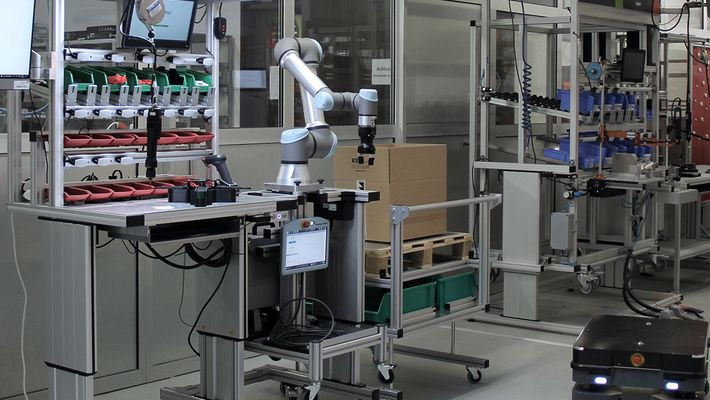 Smart Factory Assembly workstation with cobot, Pick by Light system and mobile transport robot