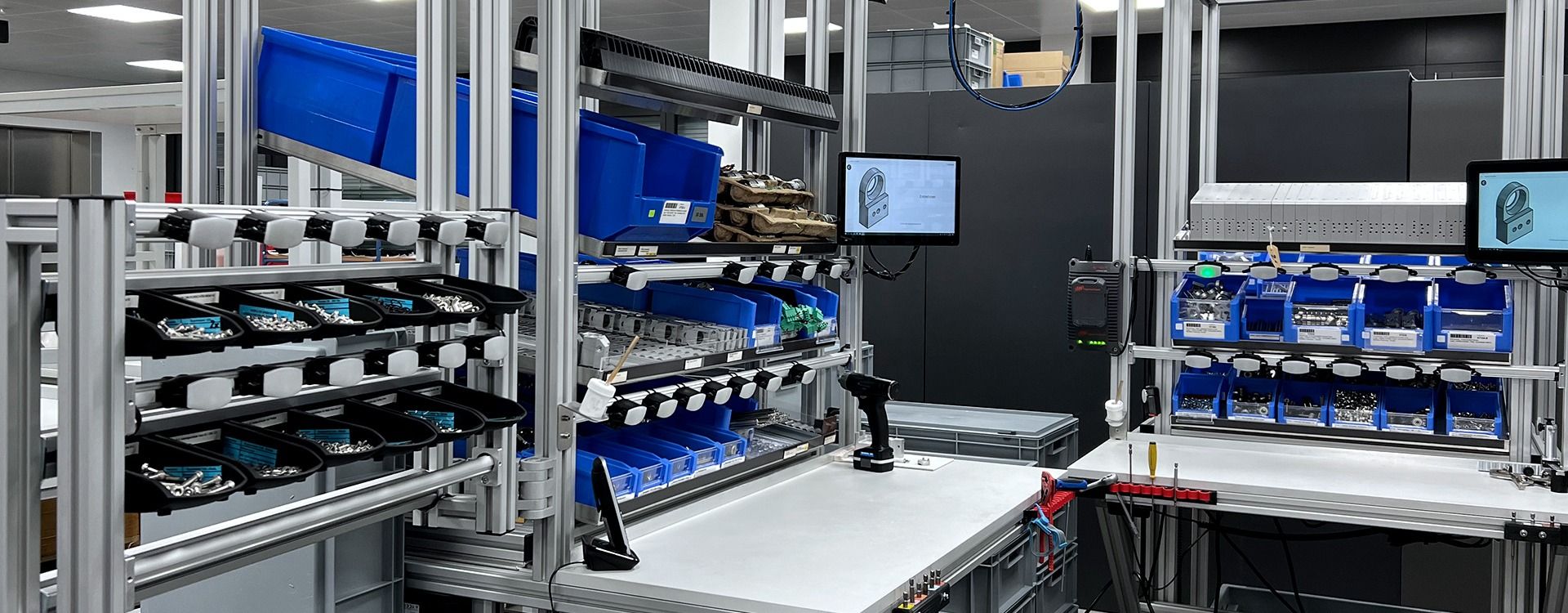 Worker assistance system at an assembly workstation