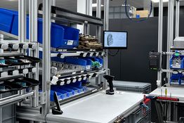 Worker assistance system at an assembly workstation
