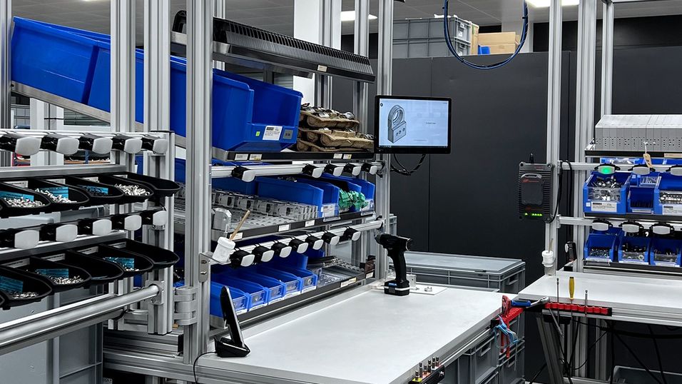 Worker assistance system at an assembly workstation