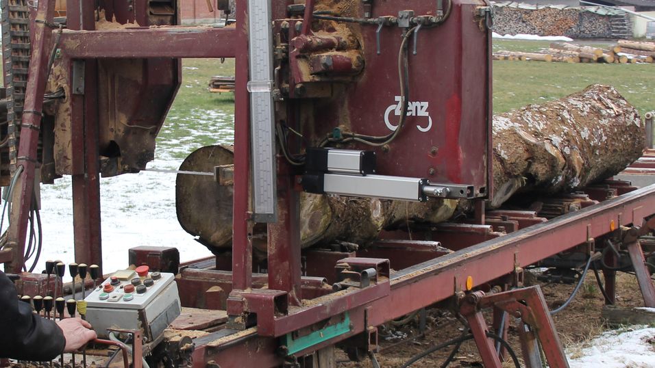 Sawing machine with a linear actuator