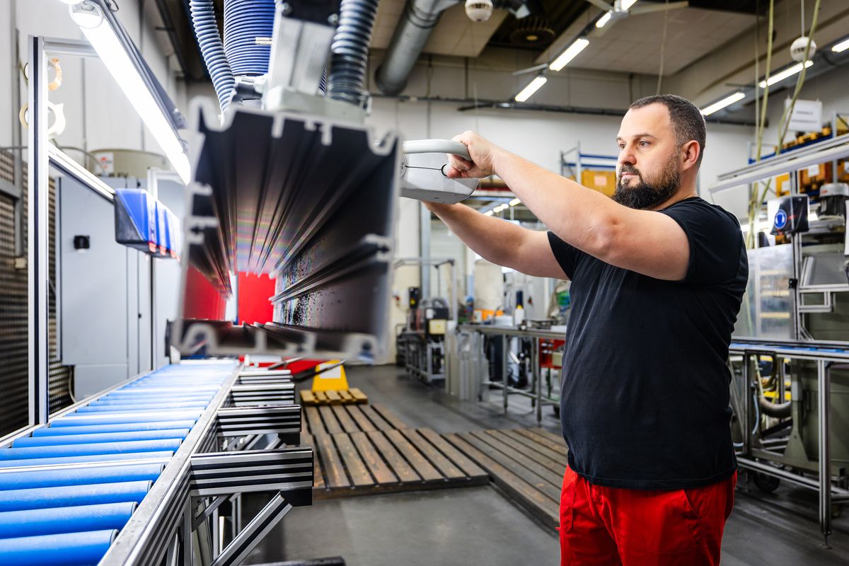 Lineáris mozgatástechnikai alkatrészek gyártása a Phoenix Mecano Kecskemét ROSE+KRIEGER üzletágában.