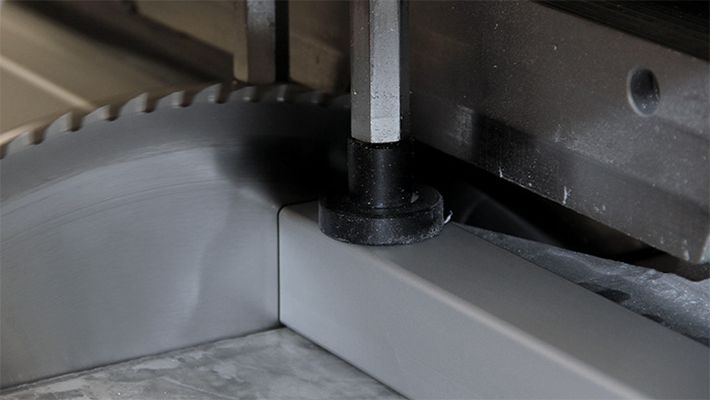 Sawing aluminium profiles