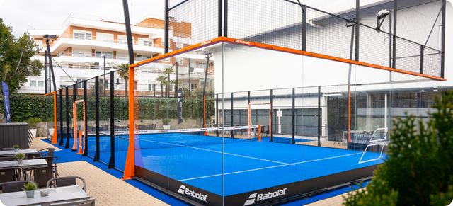 A blue padel court with orange structure, glass walls, and a net illustrates padel court dimensions.