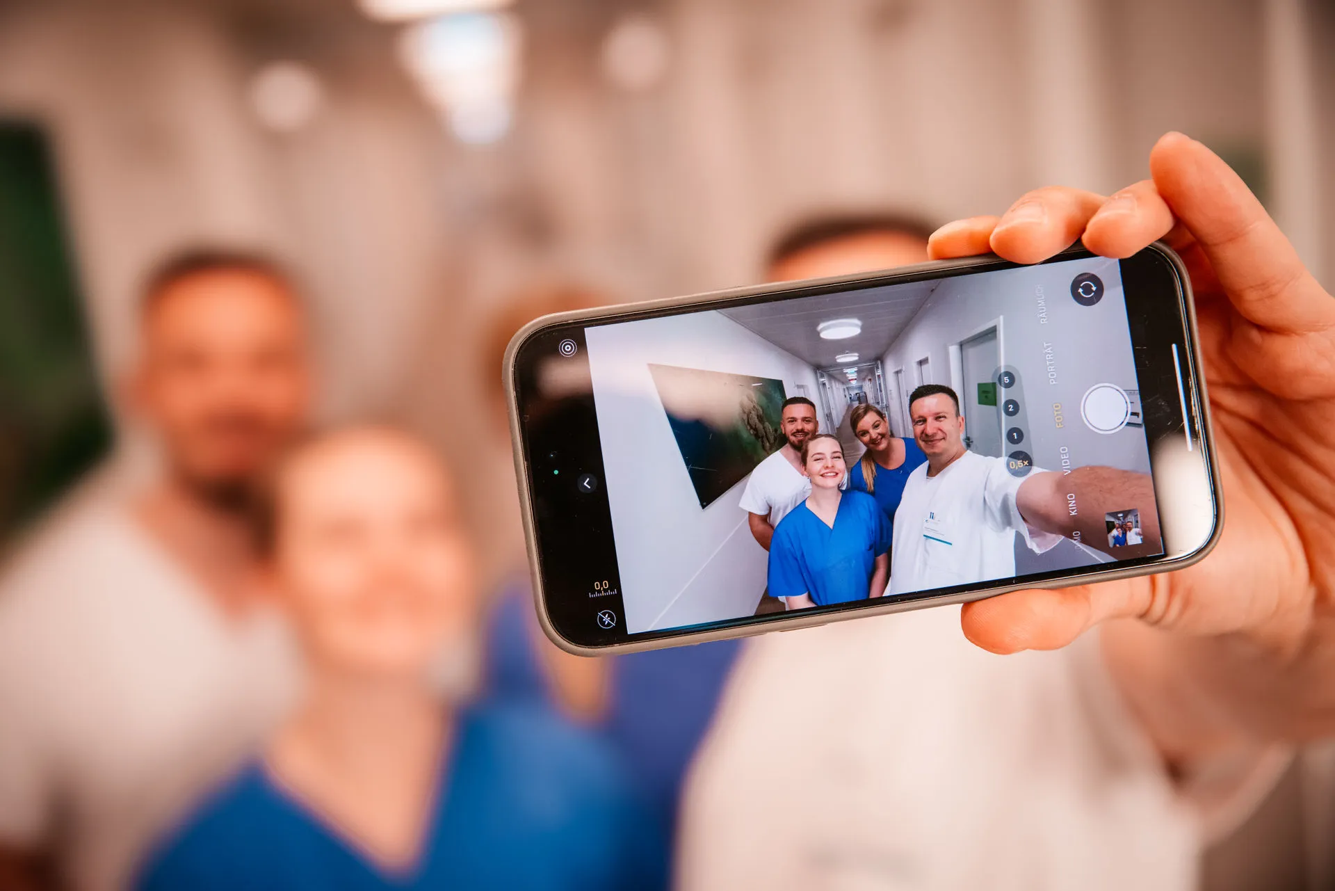 Pflegefachkräfte-machen-zusammen-ein-Selfie