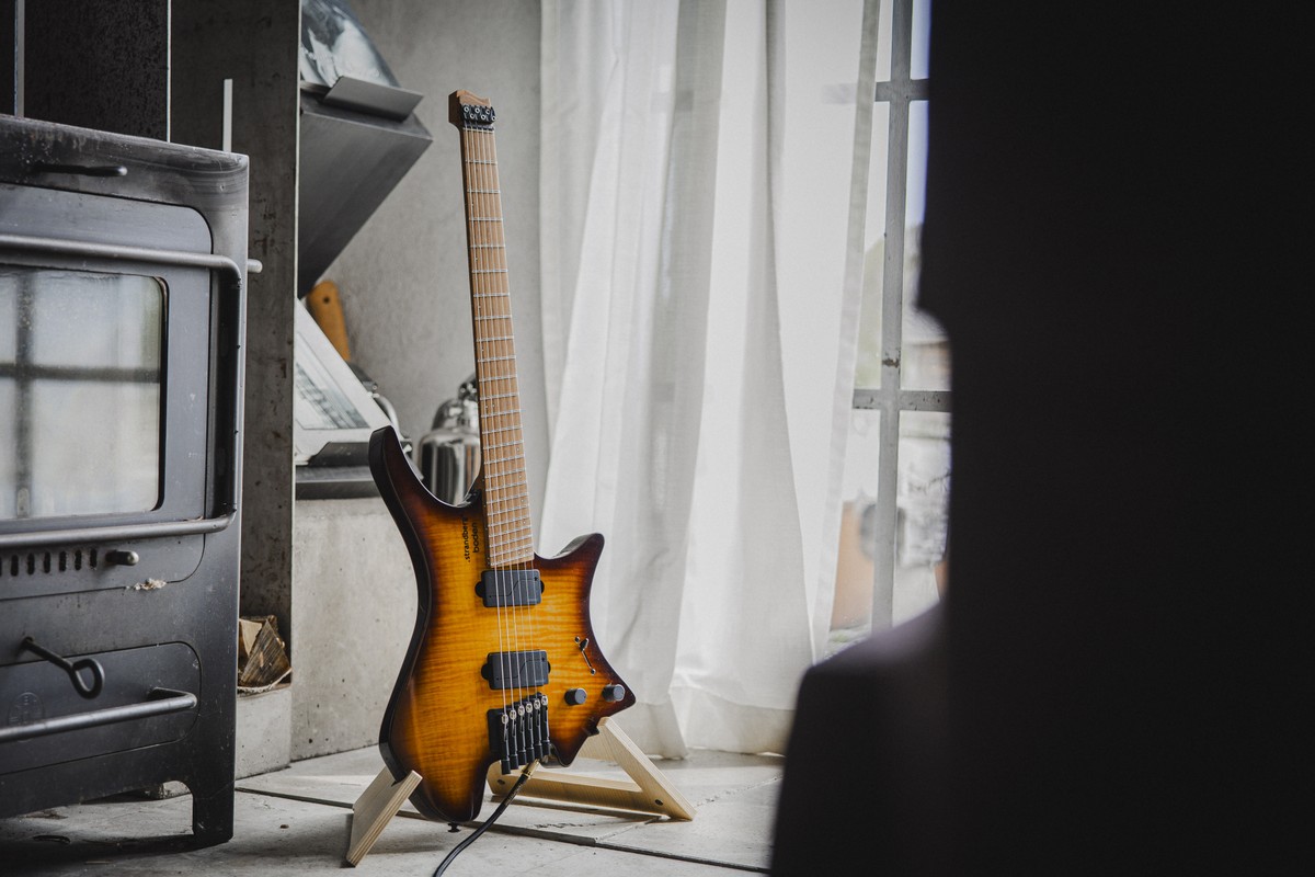 Guitare Strandberg Boden montrant le design ergonomique du corps et la construction headless