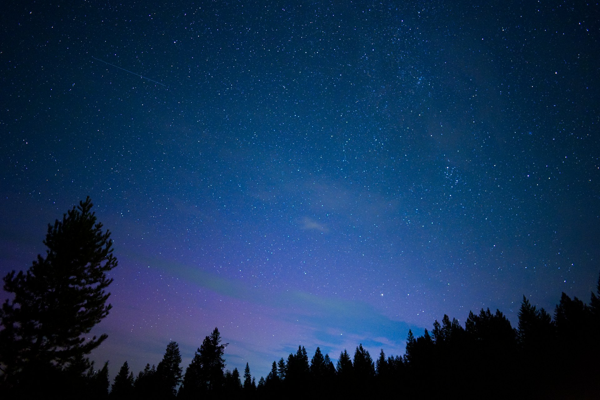 Aurora borealis northern lights e bela estrela no fundo do céu noturno