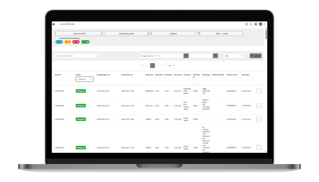 Laptop, auf dem die Benutzeroberfläche eines ERP-Systems mit Dateneinträgen, Statusangaben und Verarbeitungsdetails in tabellarischer Form angezeigt wird.