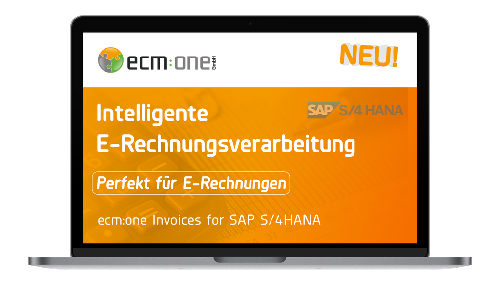Laptop-Bildschirm, auf dem eine Werbeanzeige für die ecm:one GmbH zu sehen ist, in der die intelligente E-Rechnungsverarbeitung für SAP S/4 HANA hervorgehoben wird, vor orangefarbenem Hintergrund.